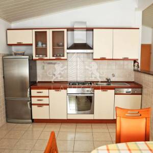 Kuća s 5 apartmana, 2. red od mora - VLAŠIĆI, PAG