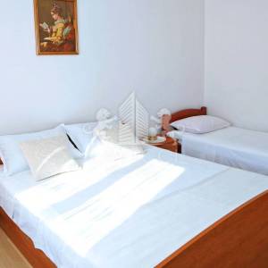 Kuća s 5 apartmana, 2. red od mora - VLAŠIĆI, PAG