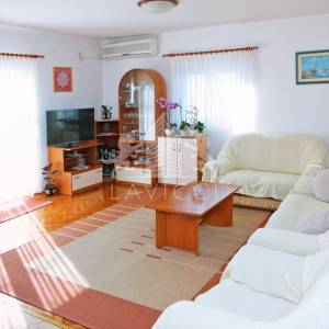 Kuća s 5 apartmana, 2. red od mora - VLAŠIĆI, PAG