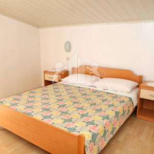 Kuća s 5 apartmana, 2. red od mora - VLAŠIĆI, PAG