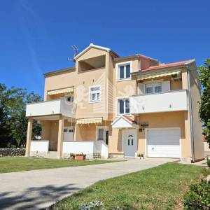 Kuća s 5 apartmana, 2. red od mora - VLAŠIĆI, PAG