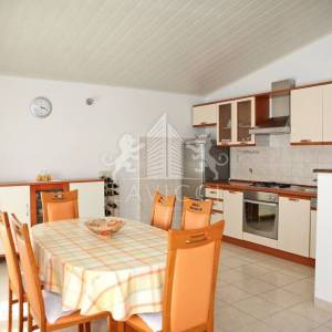 Kuća s 5 apartmana, 2. red od mora - VLAŠIĆI, PAG