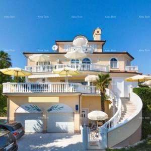 Kuća s apartmanima i bazenom u Premanturi – pogled na more!