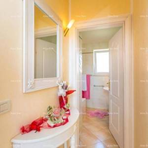 Kuća s apartmanima i bazenom u Premanturi – pogled na more!