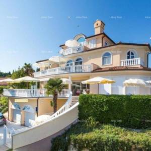 Kuća s apartmanima i bazenom u Premanturi – pogled na more!