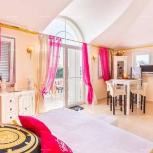 Kuća s apartmanima i bazenom u Premanturi – pogled na more!