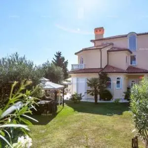 Kuća s apartmanima i bazenom u Premanturi – pogled na more!