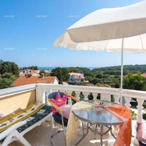 Kuća s apartmanima i bazenom u Premanturi – pogled na more!