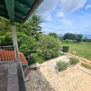 Kuća s bazenom i velikom okućnicom!  Blizina mjesta Marčane.