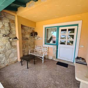 Kuća s bazenom i velikom okućnicom!  Blizina mjesta Marčane.