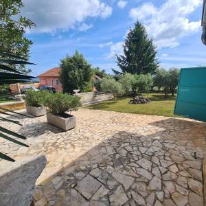 Kuća s bazenom i velikom okućnicom!  Blizina mjesta Marčane.