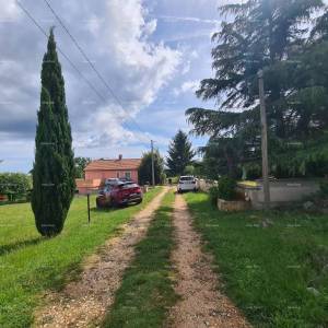 Kuća s bazenom i velikom okućnicom!  Blizina mjesta Marčane.