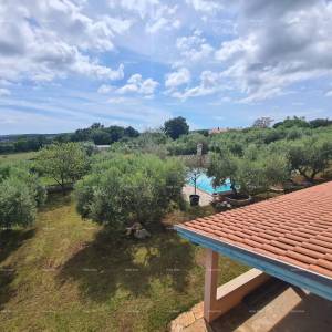 Kuća s bazenom i velikom okućnicom!  Blizina mjesta Marčane.