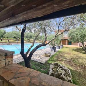 Kuća s bazenom i velikom okućnicom!  Blizina mjesta Marčane.