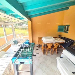 Kuća s bazenom i velikom okućnicom!  Blizina mjesta Marčane.