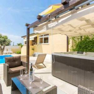 Kuća s bazenom u Poreču!