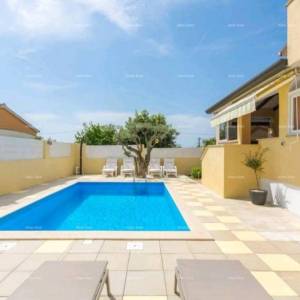 Kuća s bazenom u Poreču!