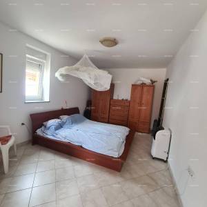 Kuća s pomoćnim objektom. Medulin. Centar.