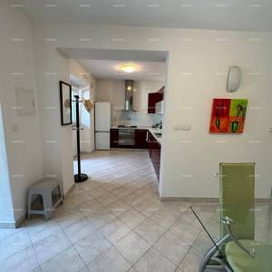 Kuća s pomoćnim objektom. Medulin. Centar.