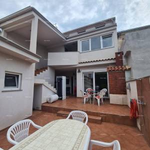 Kuća s pomoćnim objektom. Medulin. Centar.