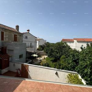 Kuća s pomoćnim objektom. Medulin. Centar.