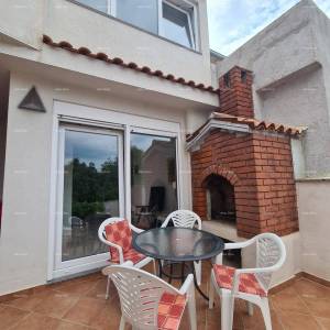 Kuća s pomoćnim objektom. Medulin. Centar.