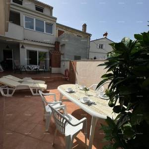 Kuća s pomoćnim objektom. Medulin. Centar.