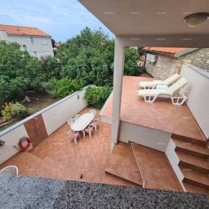 Kuća s pomoćnim objektom. Medulin. Centar.