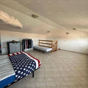 Kuća s pomoćnim objektom. Medulin. Centar.