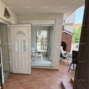 Kuća s pomoćnim objektom. Medulin. Centar.