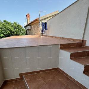 Kuća s pomoćnim objektom. Medulin. Centar.