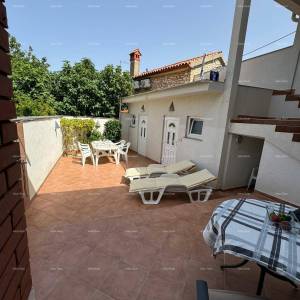 Kuća s pomoćnim objektom. Medulin. Centar.