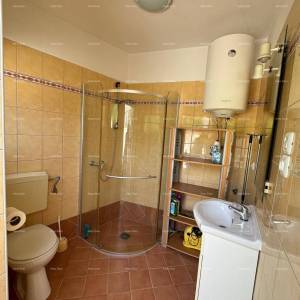 Kuća s pomoćnim objektom. Medulin. Centar.