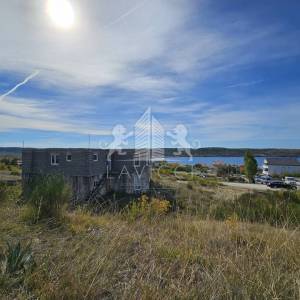 Kuća s projektom za 7 apartmana, 400 m od mora - Rtina