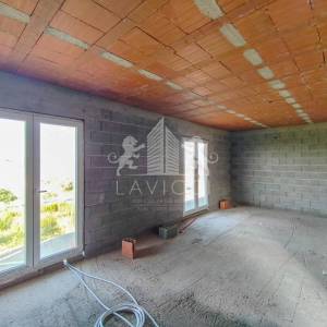 Kuća s projektom za 7 apartmana, 400 m od mora - Rtina