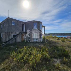 Kuća s projektom za 7 apartmana, 400 m od mora - Rtina