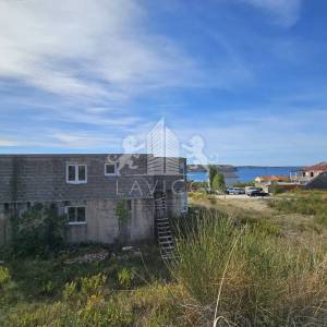 Kuća s projektom za 7 apartmana, 400 m od mora - Rtina