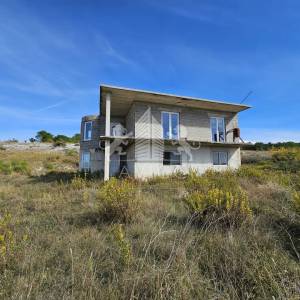 Kuća s projektom za 7 apartmana, 400 m od mora - Rtina