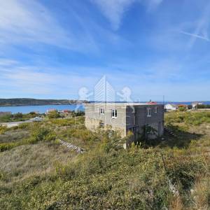 Kuća s projektom za 7 apartmana, 400 m od mora - Rtina