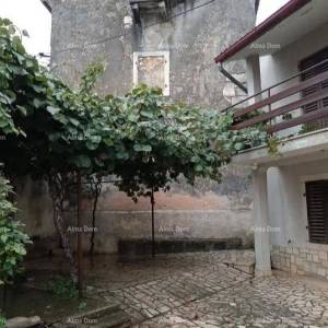 Kuća u centru Marčane s vrtom.