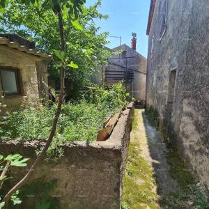 Kuća u centru Marčane s vrtom.