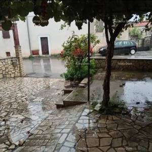 Kuća u centru Marčane s vrtom.