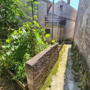 Kuća u centru Marčane s vrtom.