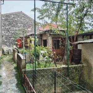 Kuća u centru Marčane s vrtom.