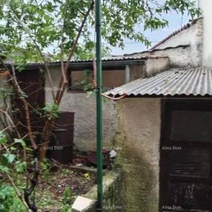 Kuća u centru Marčane s vrtom.