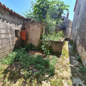 Kuća u centru Marčane s vrtom.