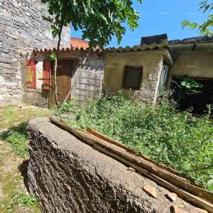 Kuća u centru Marčane s vrtom.