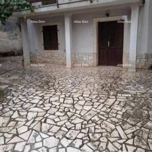 Kuća u centru Marčane s vrtom.