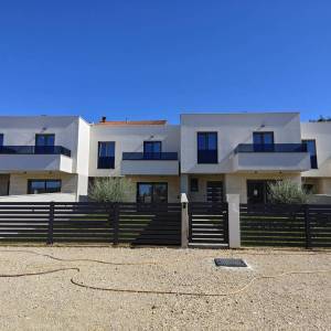 Kukuljanovo - Moderna kuća u nizu