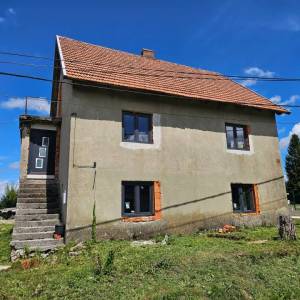 KUPJAK - samostojeća kuća s 3 etaže u fazi adaptacije, blizu sanjkališta